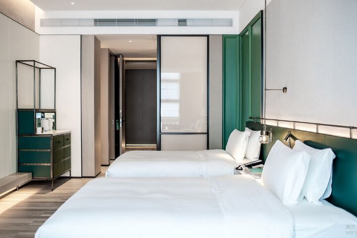 Room 17 of 46