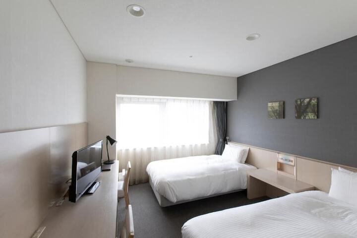 Room 12 of 28