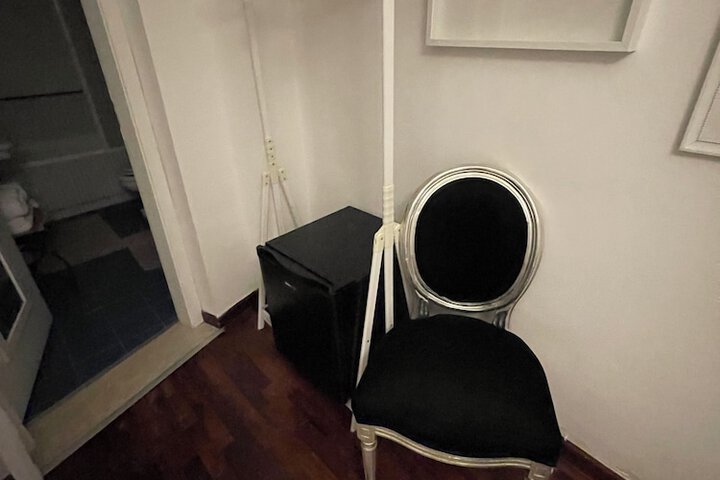 Room 7 of 76