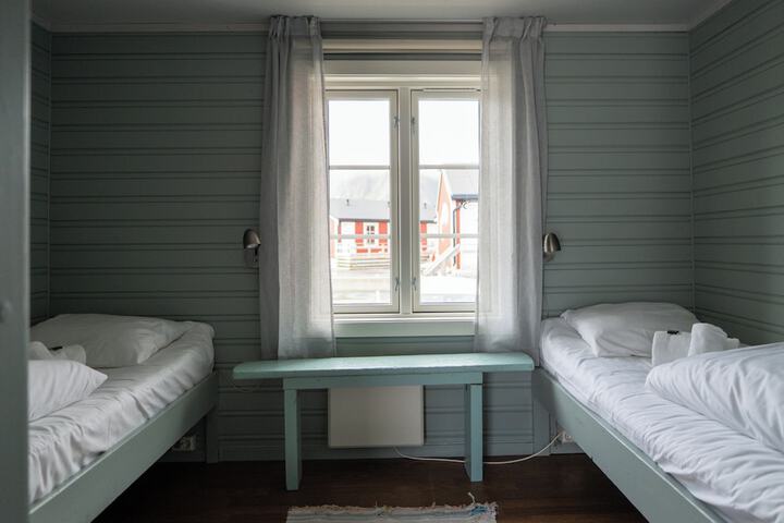 Room 44 of 204