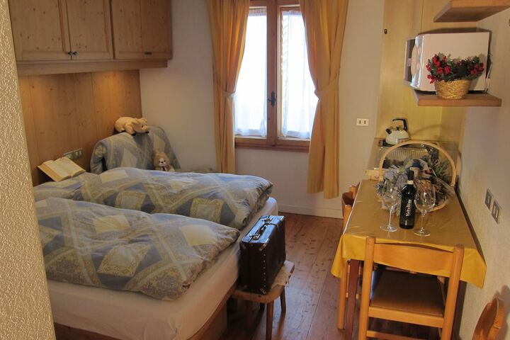 Room 3 of 65