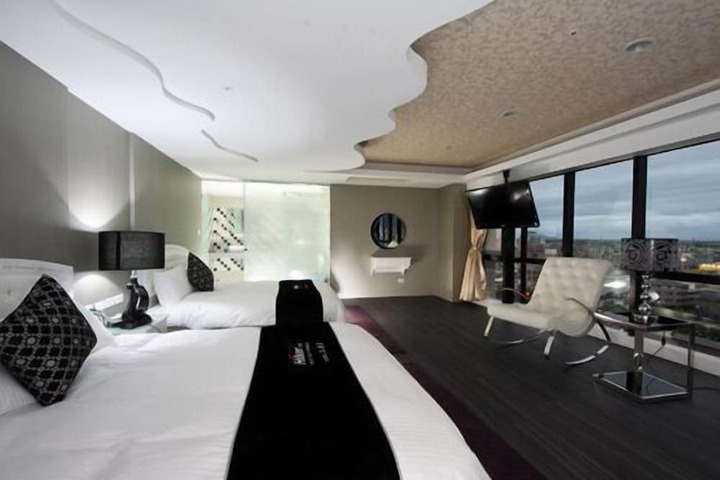 Room 10 of 34