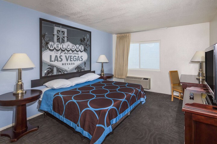 1 Queen Bed (1 of 18)
