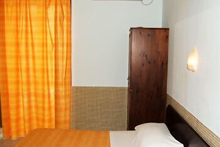 Room 7 of 12