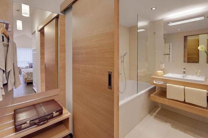 Room 4 of 7