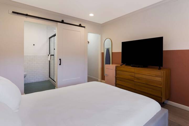 Accessible Queen Bed (16 of 18)