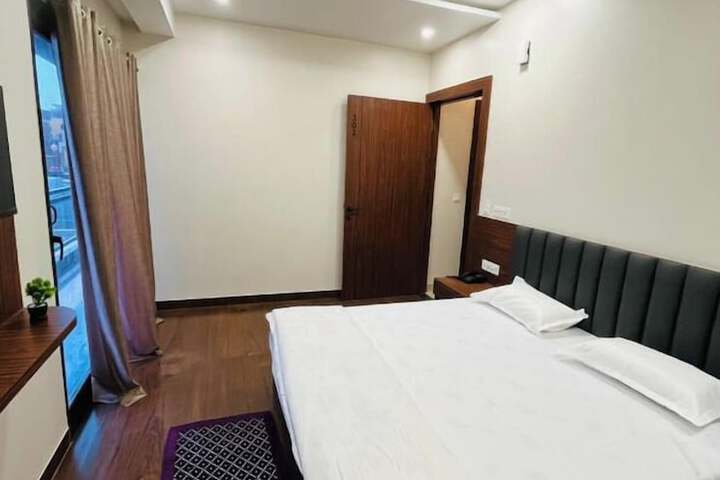 Room 9 of 19