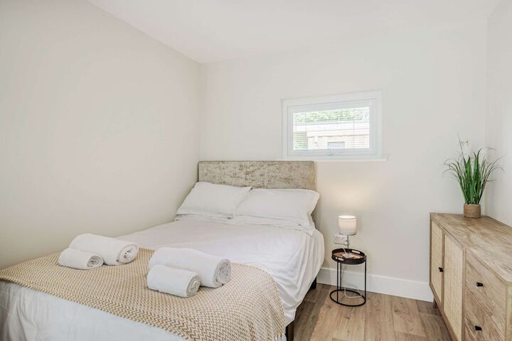Room 4 of 28