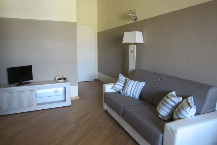 Room 4 of 10