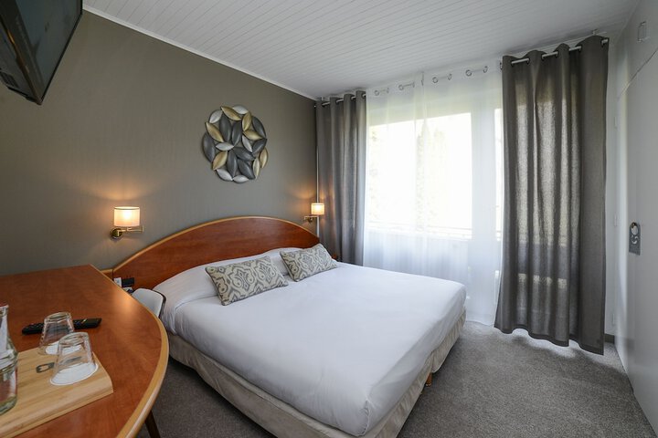 Room 2 of 32