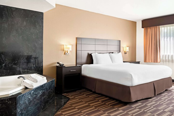 1 King Bed Mobility Accessible Communication Assistance Bathtub Continental Breakfast (11 of 19)