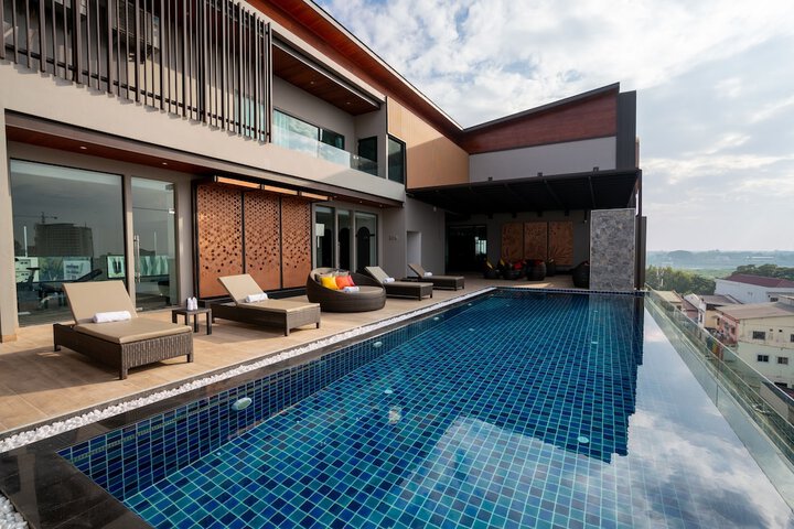 Pool 90 of 125