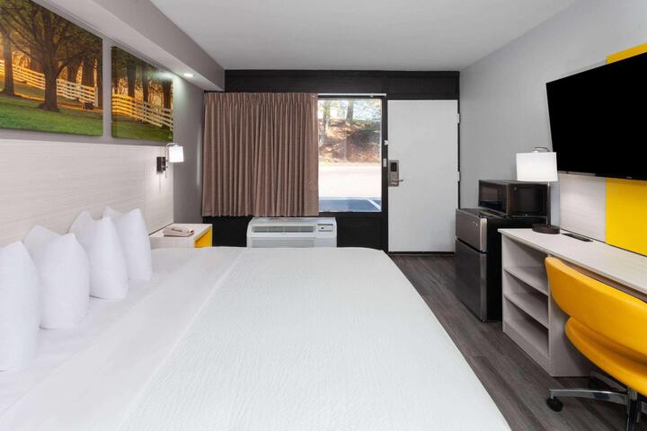 1 King Bed (1 of 17)