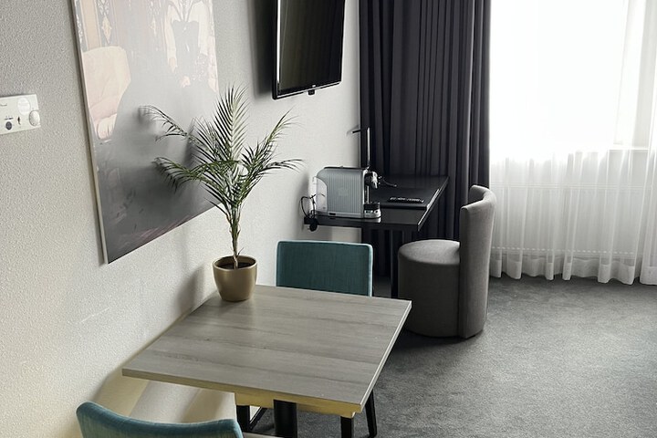 Room 9 of 28