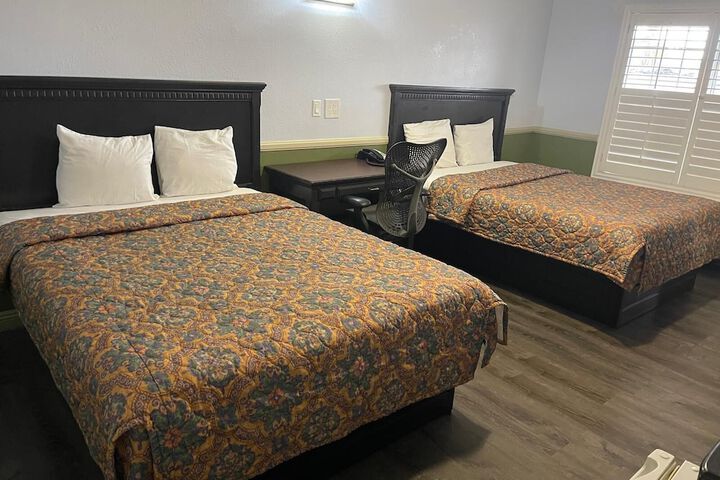 1 Queen Bed (4 of 12)