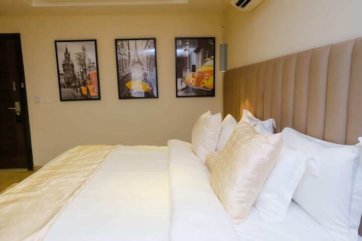 Room 10 of 28