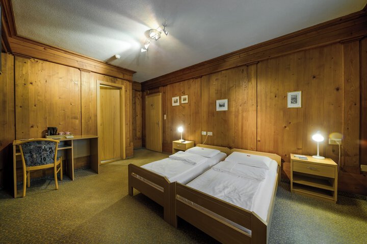 Room 4 of 25