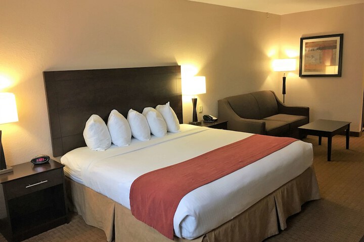 1 King Bed Sofa Bed Oversized Room, Microwave and Refrigerator High Speed Internet AC (4 of 12)