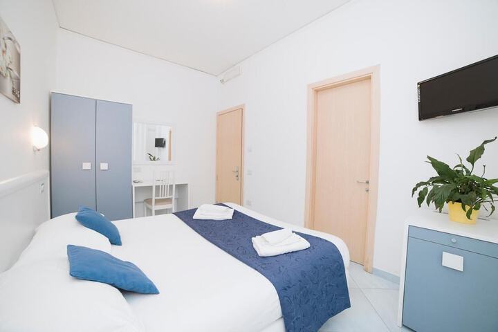 Room 15 of 25