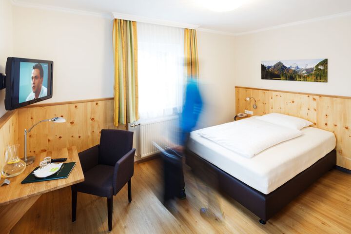 Room 7 of 38