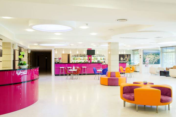 Lounge 64 of 83