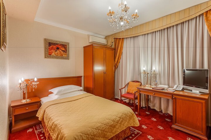 Room 13 of 98
