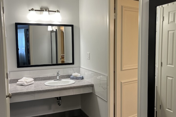 1 Queen Bed Mobility Accessible Bathtub with Grab Bars (2 of 13)