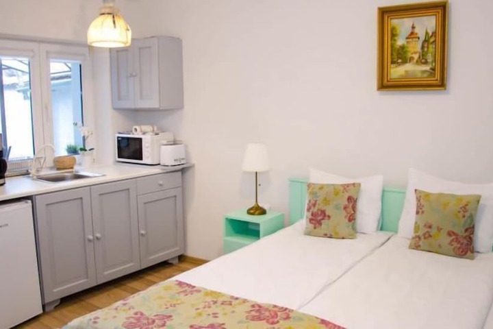 Room 4 of 107