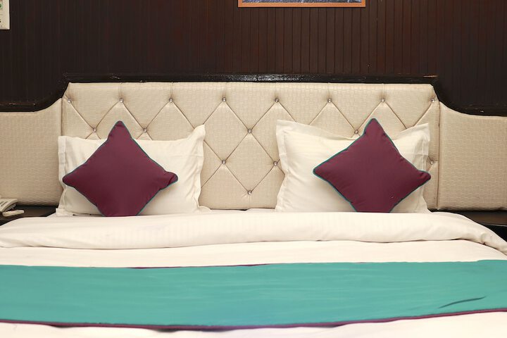 Hotel Leisure Palace in Narendranagar