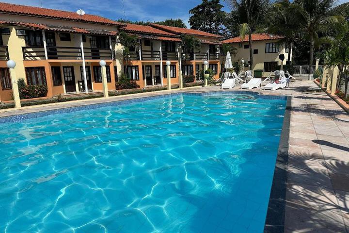 Casas com 2 suítes (ambas com ar split) e internet privativa 300MBPS no Residencial Village do Bosque, condomínio com quiosques com churrasqueiras , piscina, sauna portaria 24hrs, a aproximadamente 200m da praia de Taperapuã Axé Moi