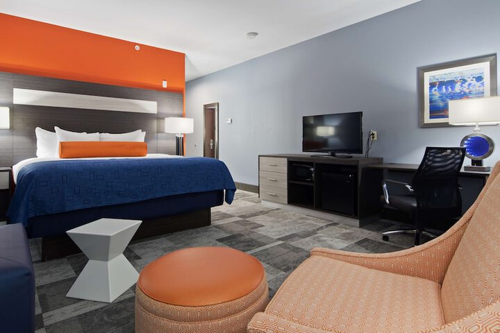 1 King Bed Pillowtop Bed 40 Inch LCD TV, Microwave and Refrigerator Full Breakfast (5 of 18)