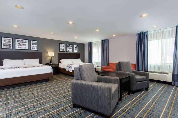 1 King Bed (3 of 10)