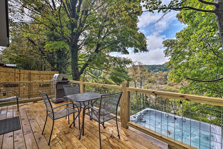 Hilltop Hideaway w / Scenic Views & Hot Tub!