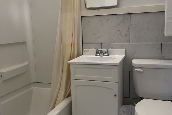 Basic Single Room (4 of 6)