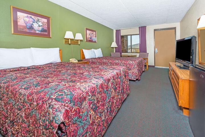 2 Queen Beds (1 of 5)