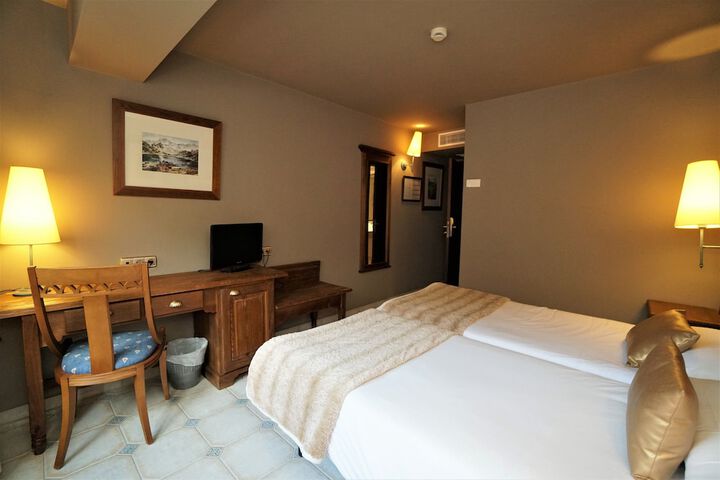 Room 10 of 27