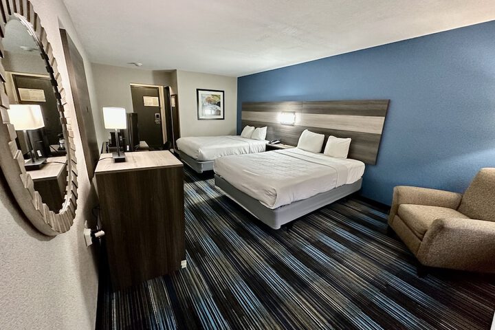 2 Queen Beds (7 of 8)