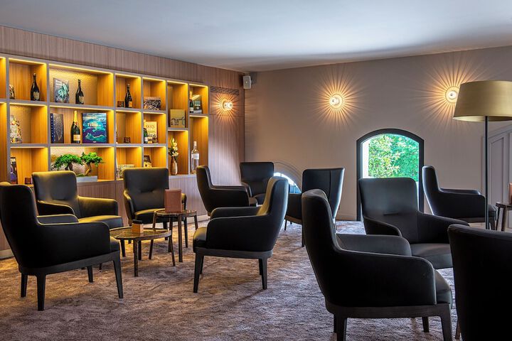 Lounge 92 of 106