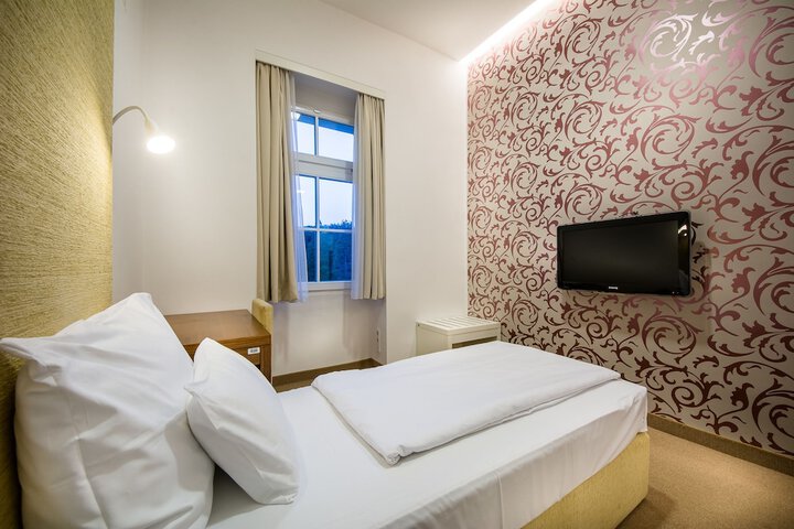 Room 13 of 68
