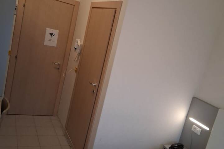 Room 21 of 80