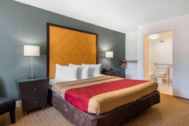 1 King Bed (2 of 14)