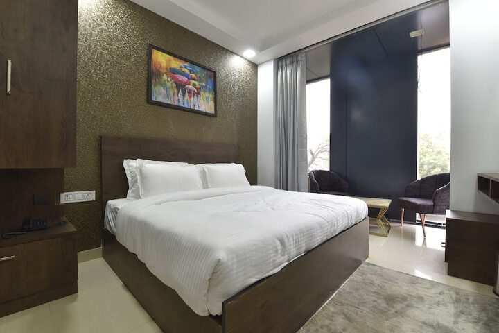 Room 6 of 33
