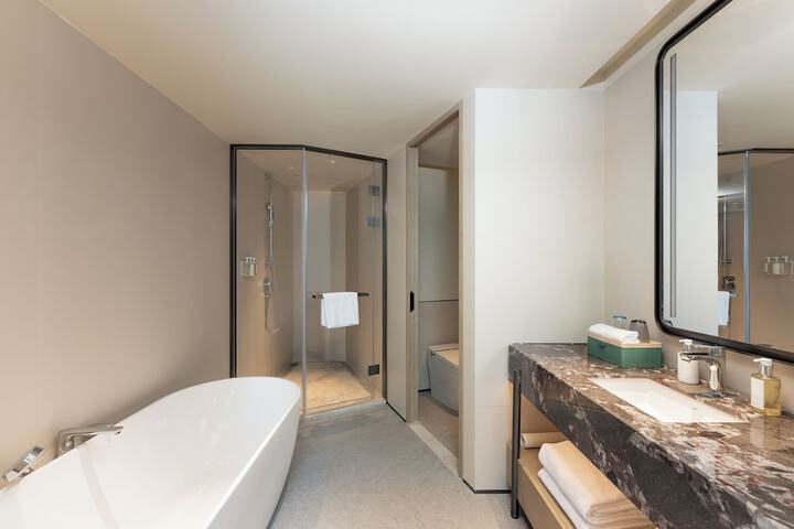 Room 53 of 83