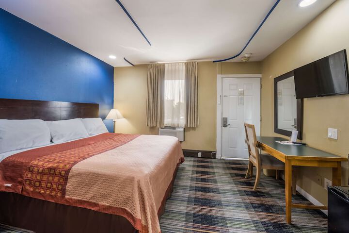 Deluxe Room with King Bed (11 of 26)