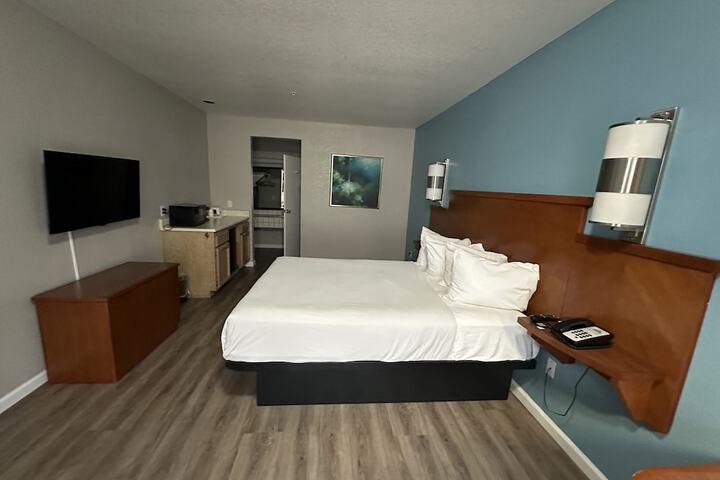 1 Queen Bed Mobility Hearing Impaired Accessible Room (4 of 6)