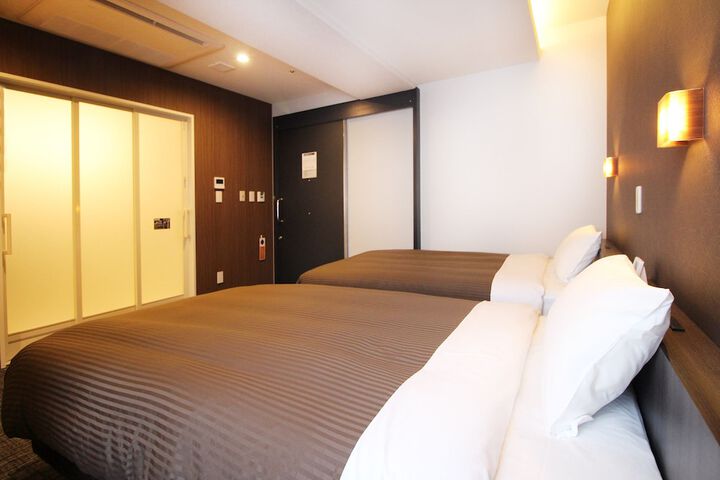 Room 8 of 28