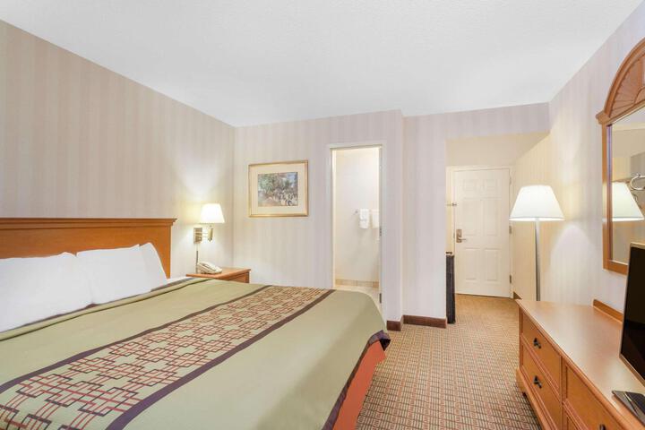 1 King Bed (3 of 6)