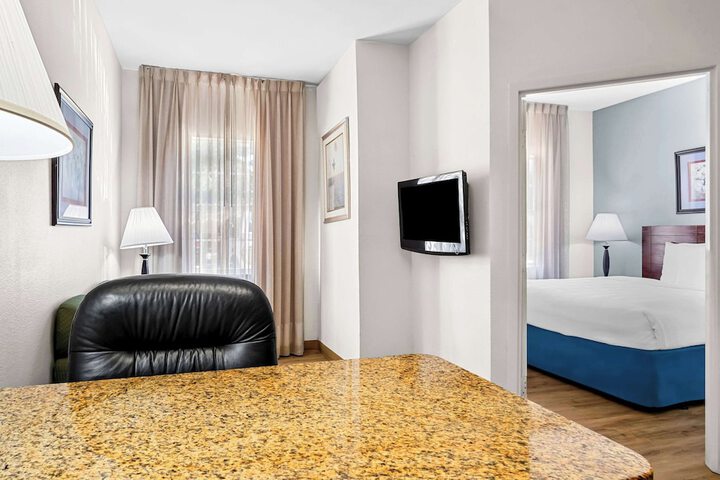 1 Queen Bed Efficiency Suite (24 of 24)