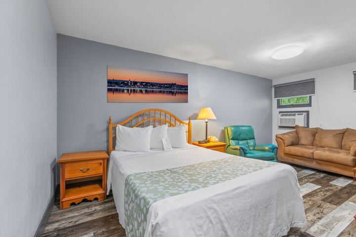 1 Queen Bed (13 of 22)