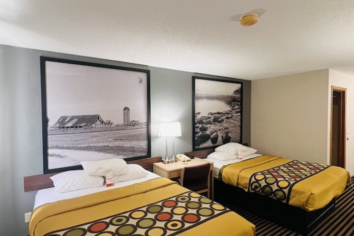 1 Queen Bed (10 of 26)